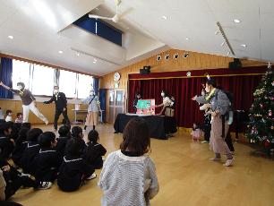 紙芝居を見ている園児