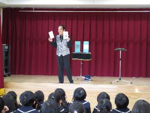 マジックショーを見ている園児たち