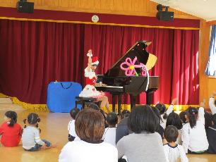 歌のお姉さんと一緒に歌う園児と親子