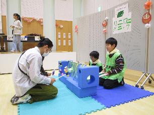 手作りのワニワニパニックで遊ぶ親子