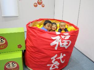 ボールと一緒に福袋に入っている子どもたち