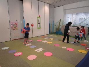 エスディージーズすごろくをする子どもたち