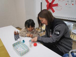 だるまっちゃーを作る親子