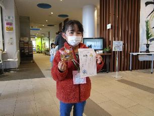 おみくじを持った女の子