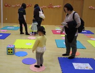 エスディージーズすごろくを楽しむ親子