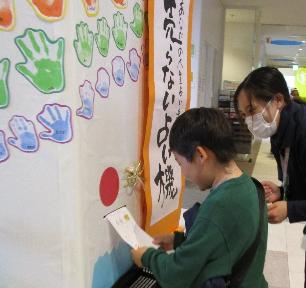 おみくじを受け取る小学生