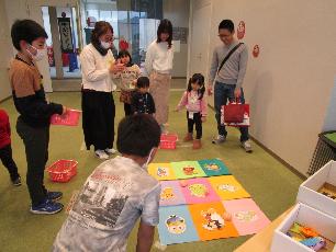 まとあてを楽しむ子どもたち