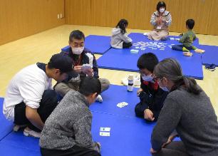 にしわき郷土かるたをする子どもたち