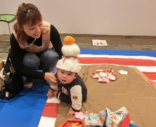 ねんね写真館で撮影をするお母さんと赤ちゃん