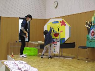 福引のガラガラを回す子ども