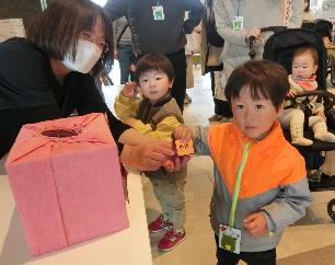 三角くじを引く子ども