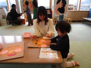 福笑いをして遊ぶ親子