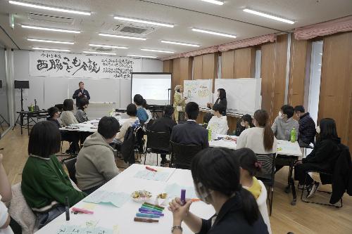 小崎恭弘先生（大阪教育大学教授）の講義を真剣に聞く参加者たち
