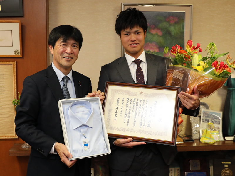 甲斐野選手にスポーツ賞を贈呈