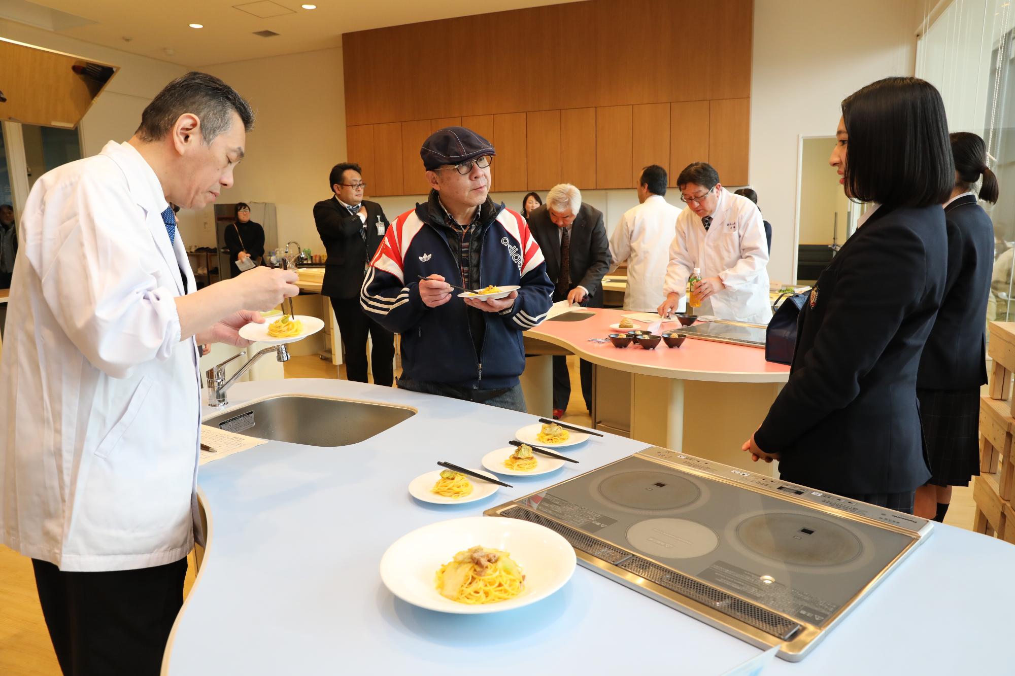 試食をする審査員のみなさん