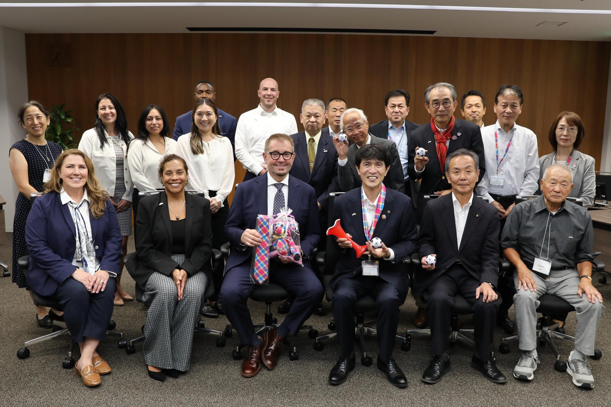 レントン市長と市民親善使節団