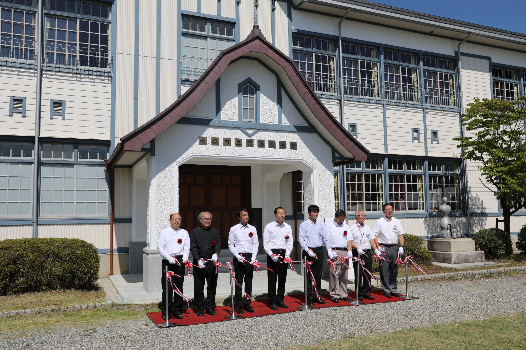 西脇小学校の前でテープカットをする片山市長