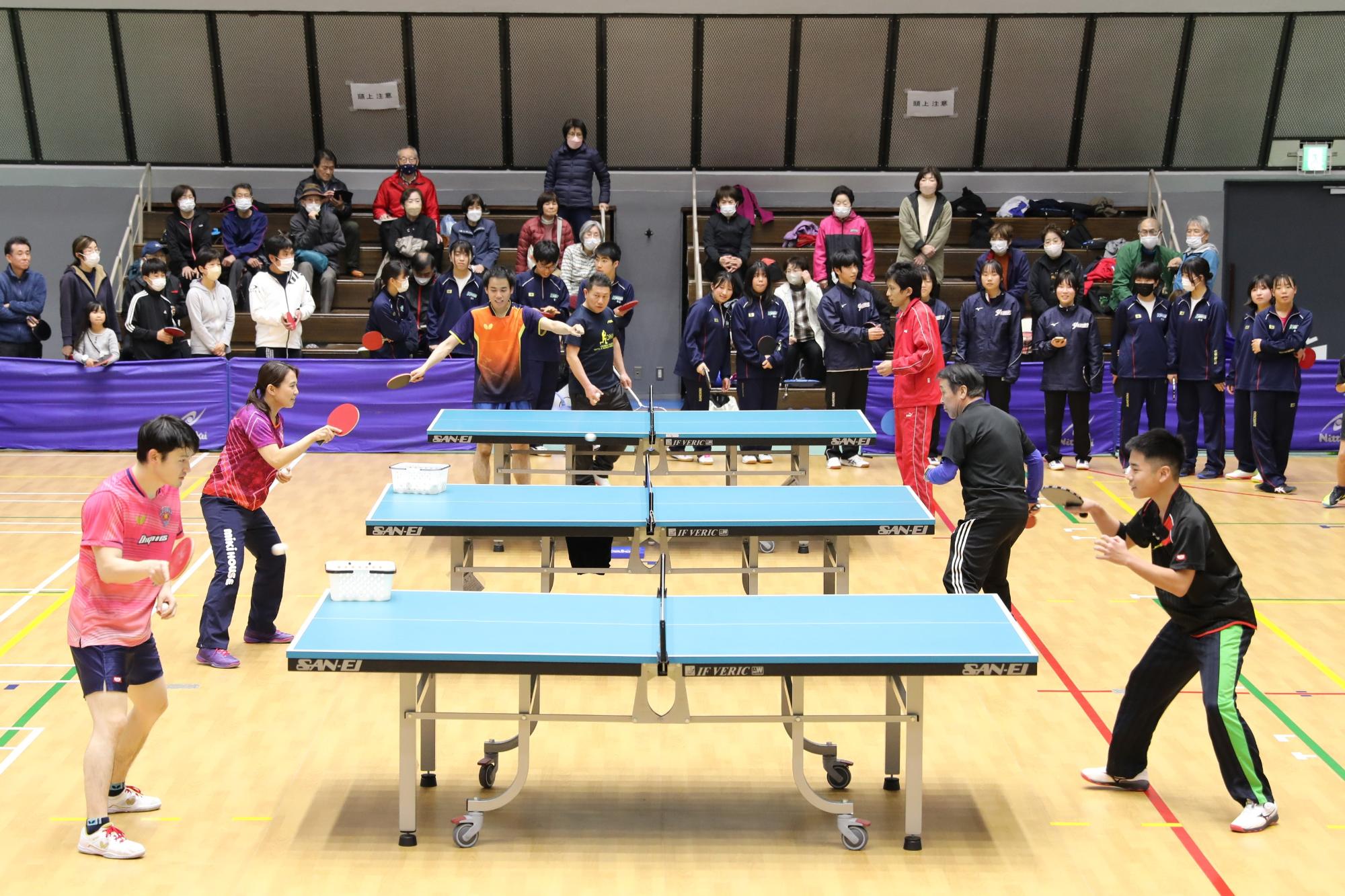 Tリーグ選手たちと参加者がプレー