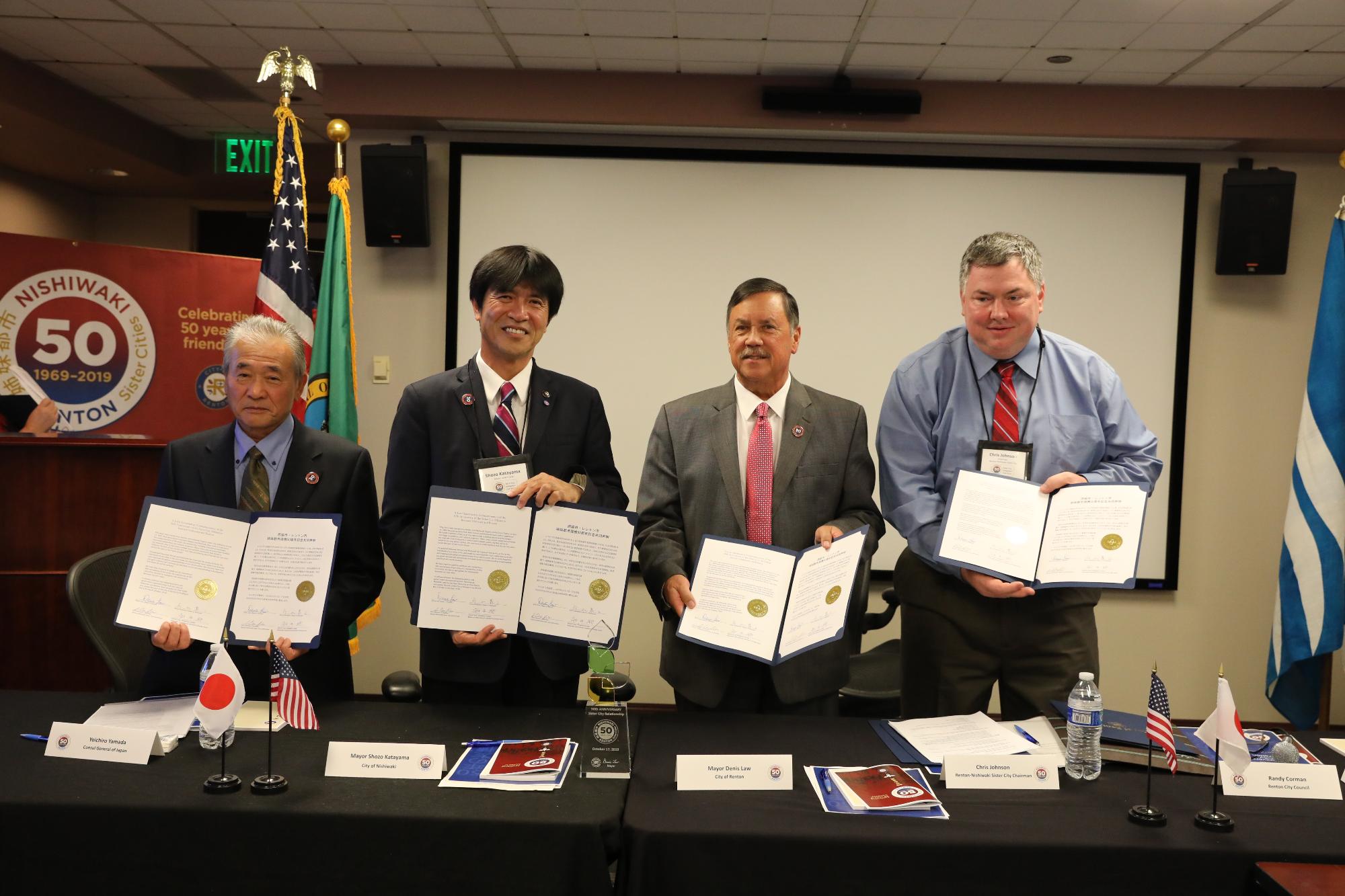 レントンでの記念式典の様子