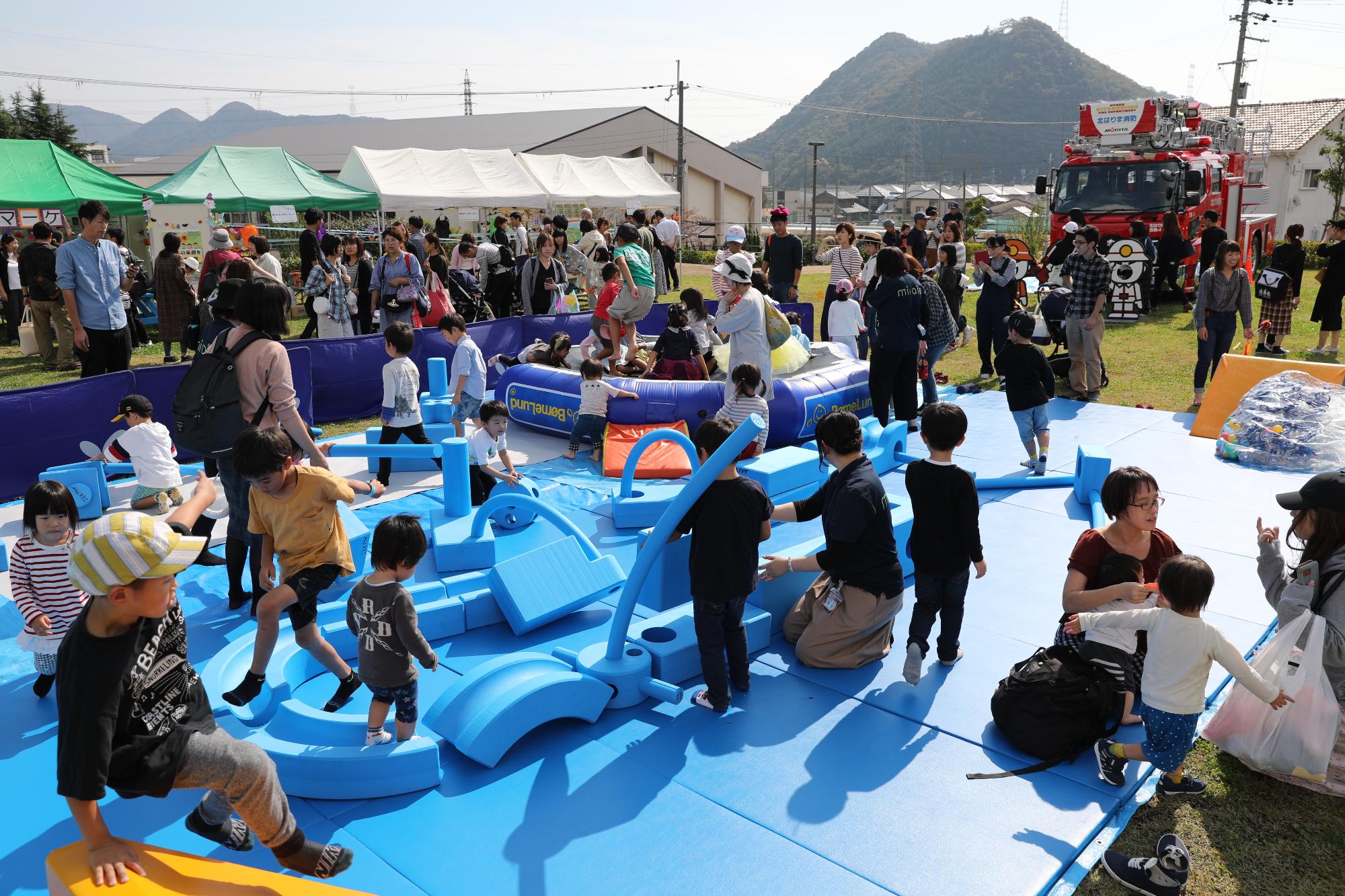 ミライエで遊ぶ子供たち