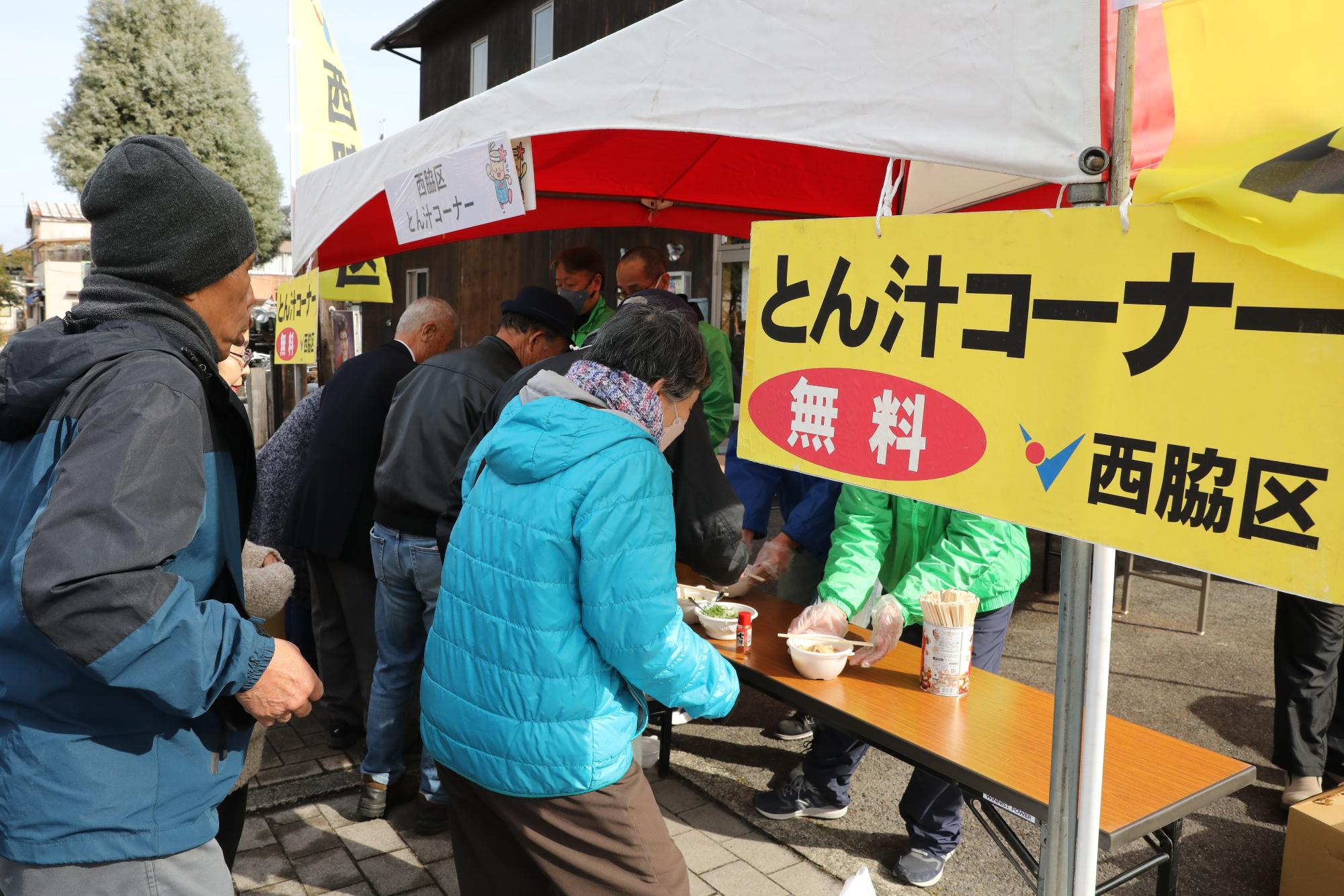 炊き出しをするボランティア