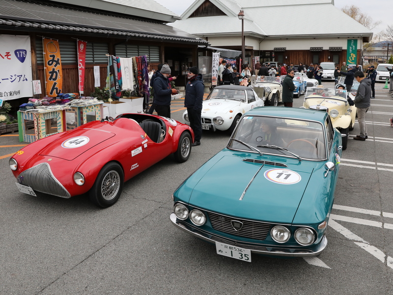 クラシックカーが勢ぞろいする様子