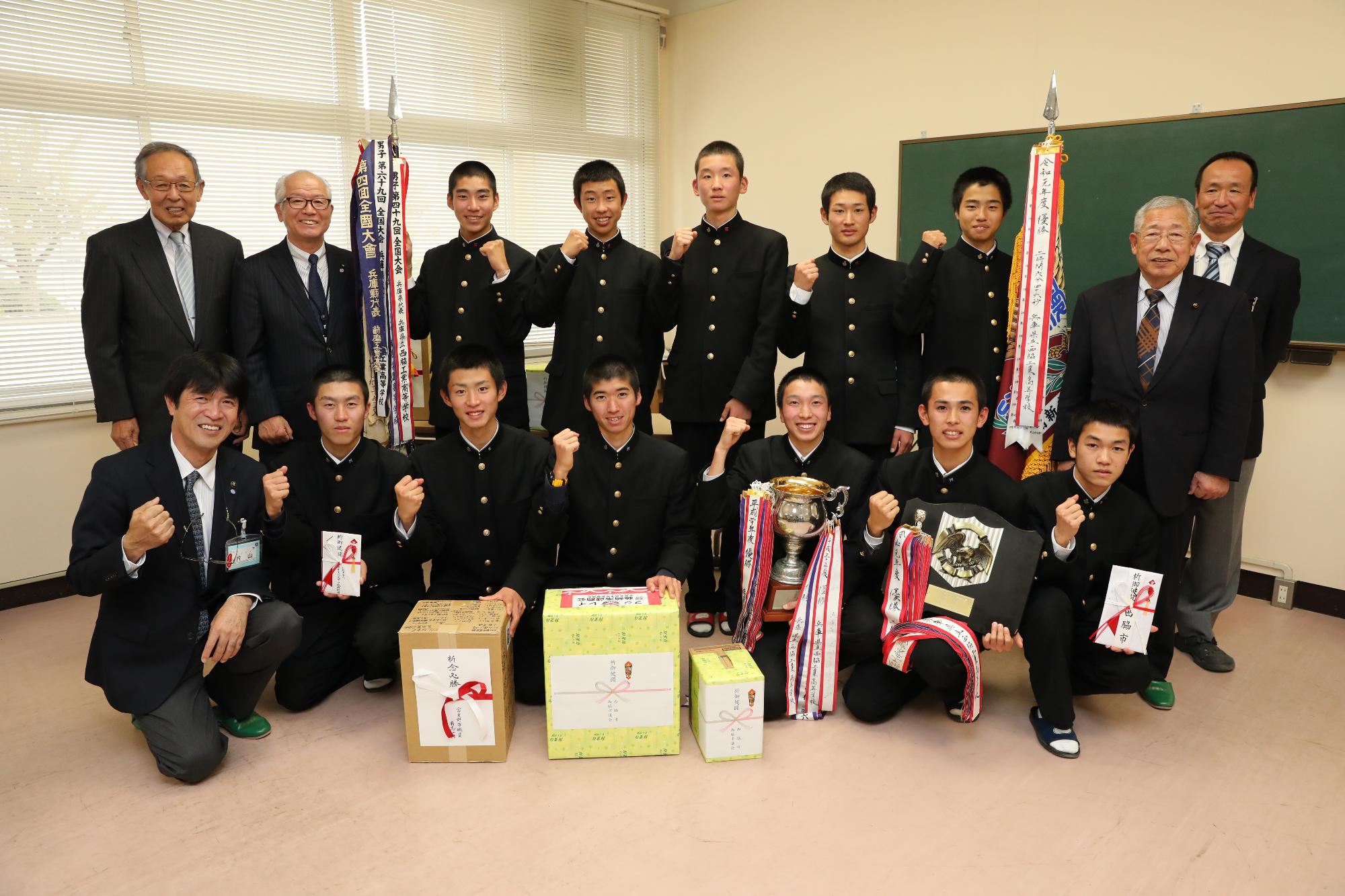 陸上競技部の生徒さんたちと記念撮影