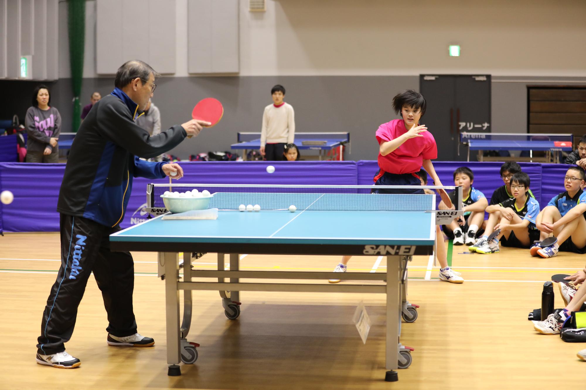 卓球指導を行う西村卓二さん