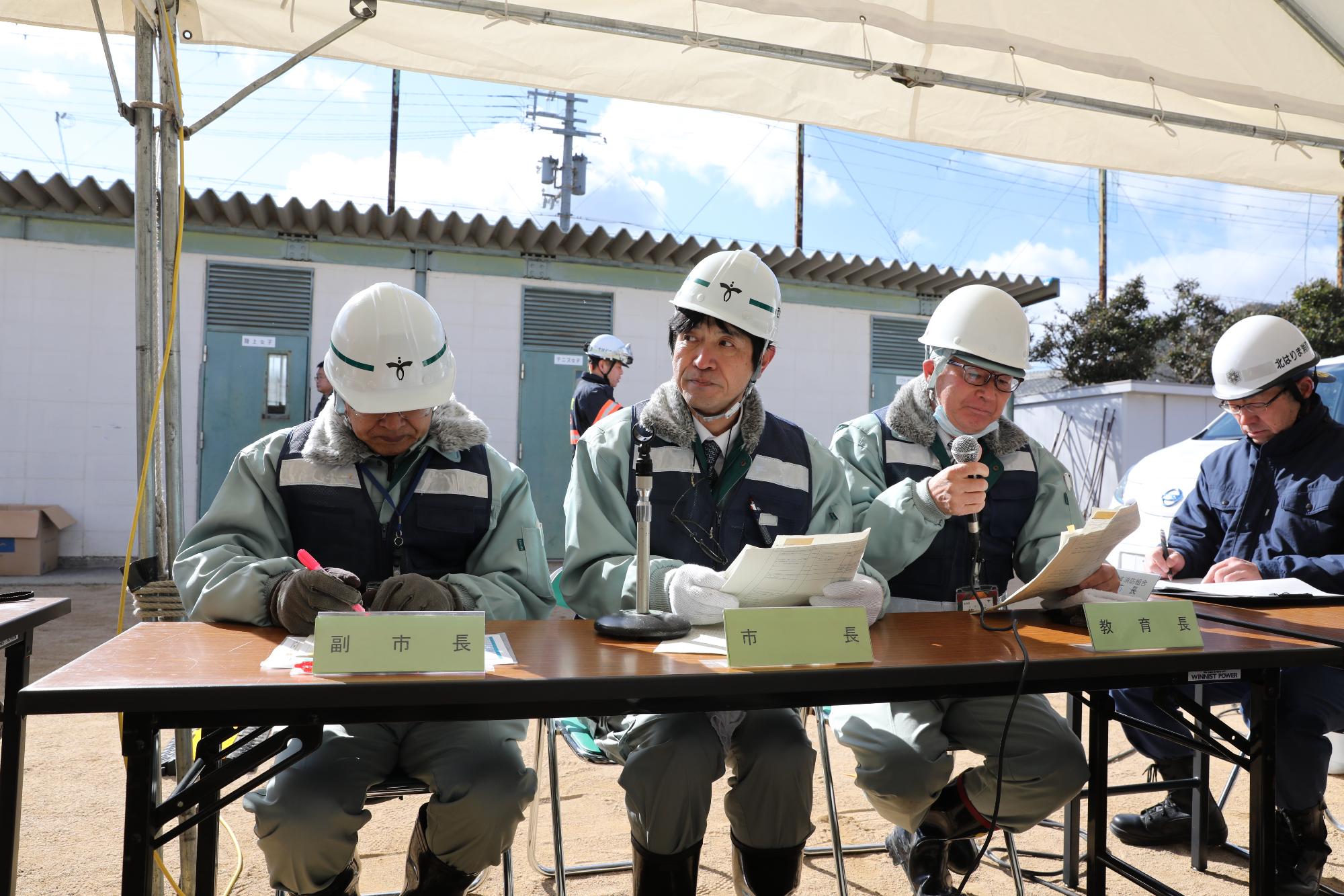 本部で指揮をとる片山市長