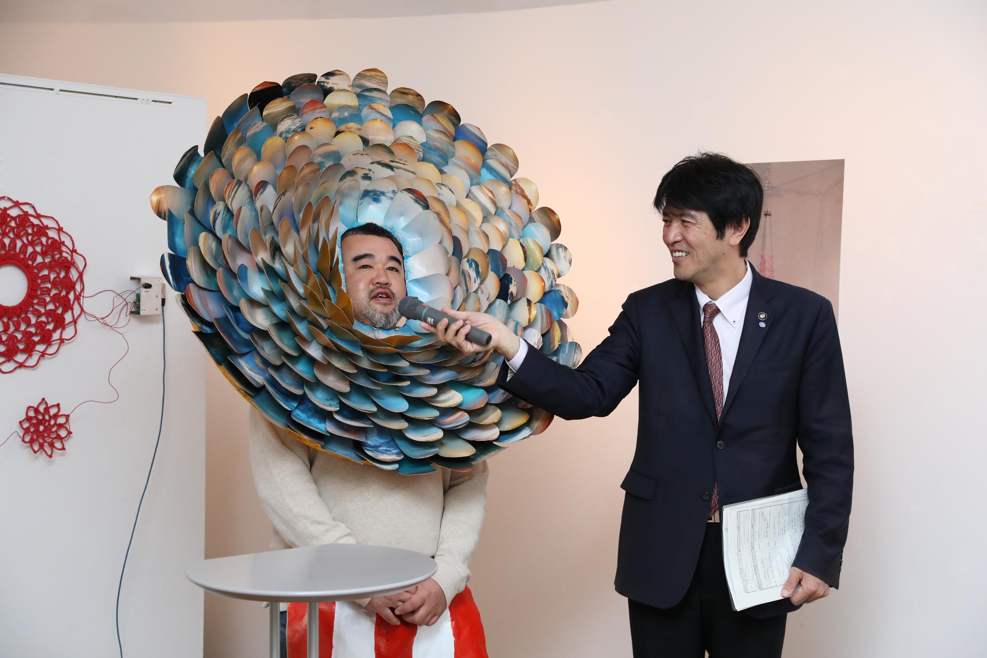 作品について語る池田さんと片山市長