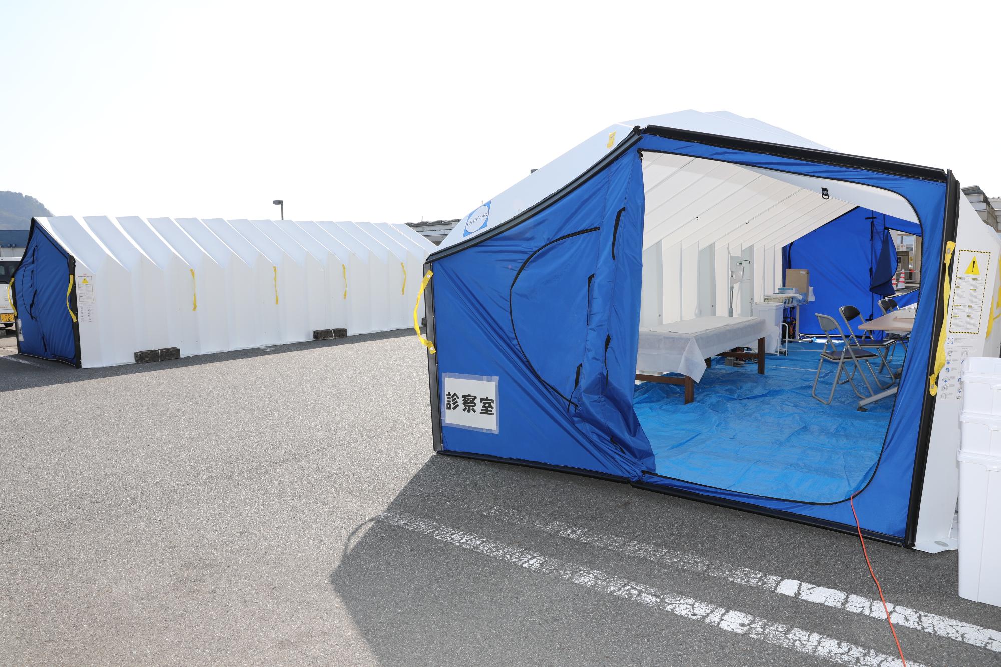 西脇病院の駐車場に設けられた発熱トリアージ外来テント
