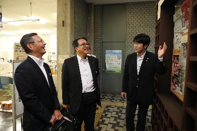 長谷川穂積さんの展示を見る富良野市の方々