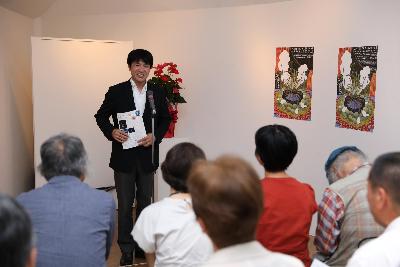 レセプションであいさつする片山市長