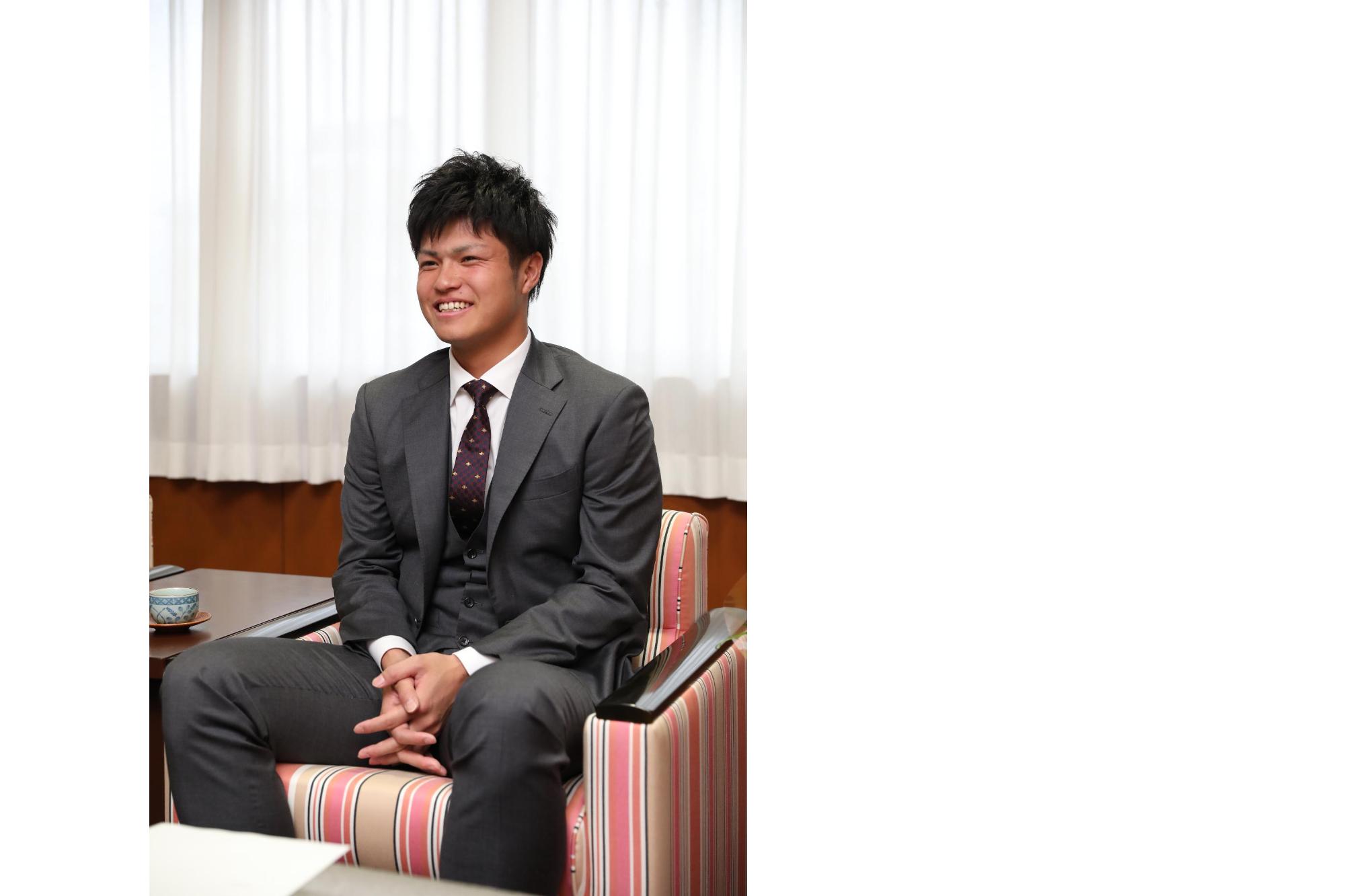 談笑する甲斐野央選手