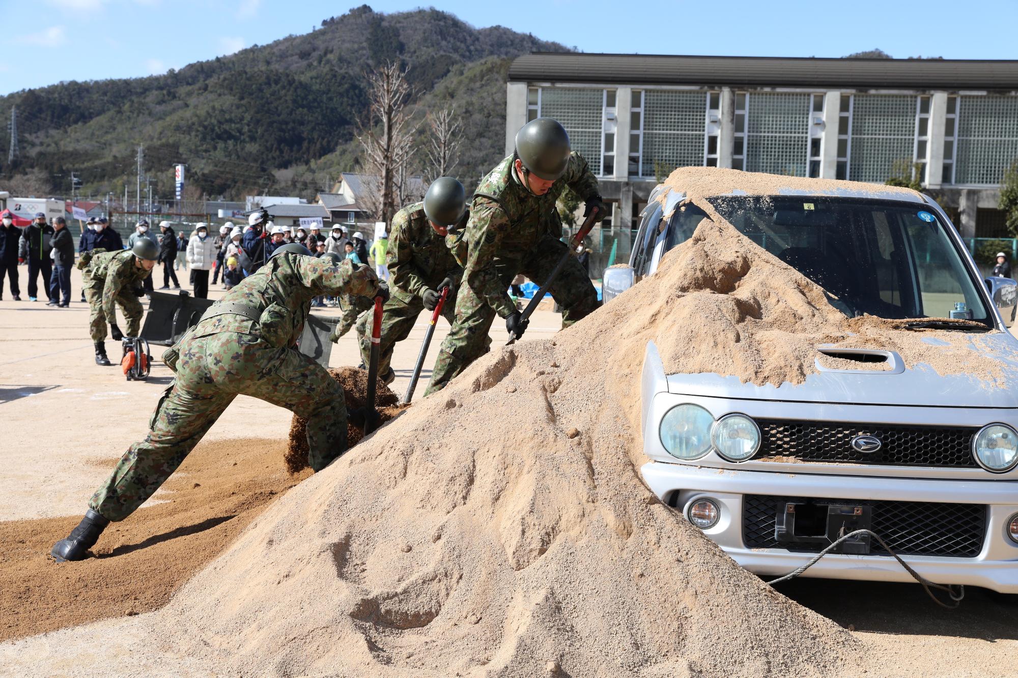 土砂を撤去する自衛隊員の方々