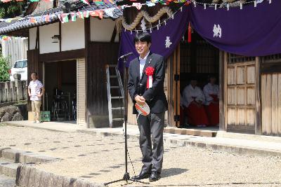 織物感謝祭であいさつする片山市長