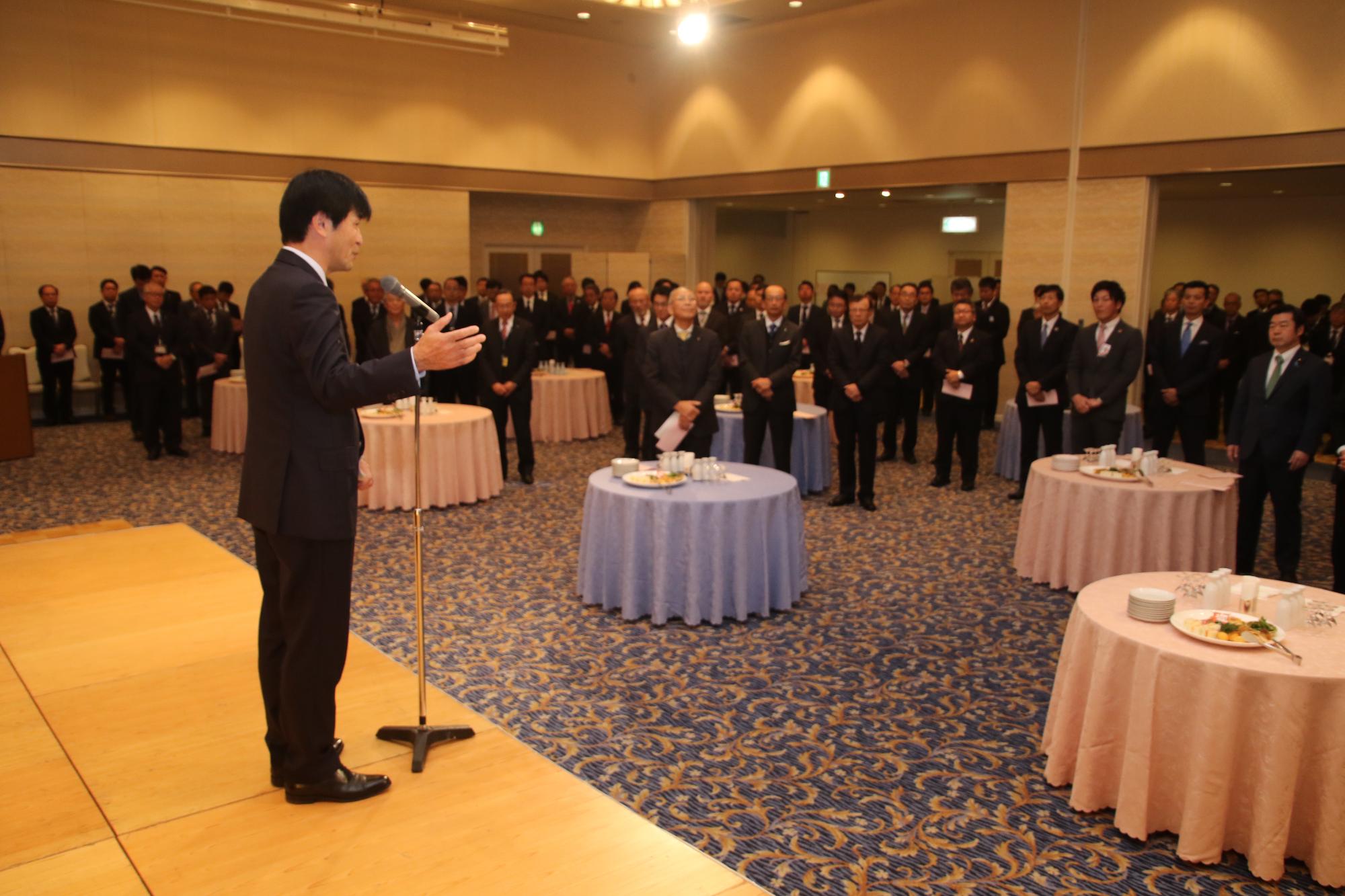 新年に集う会であいさつする片山市長