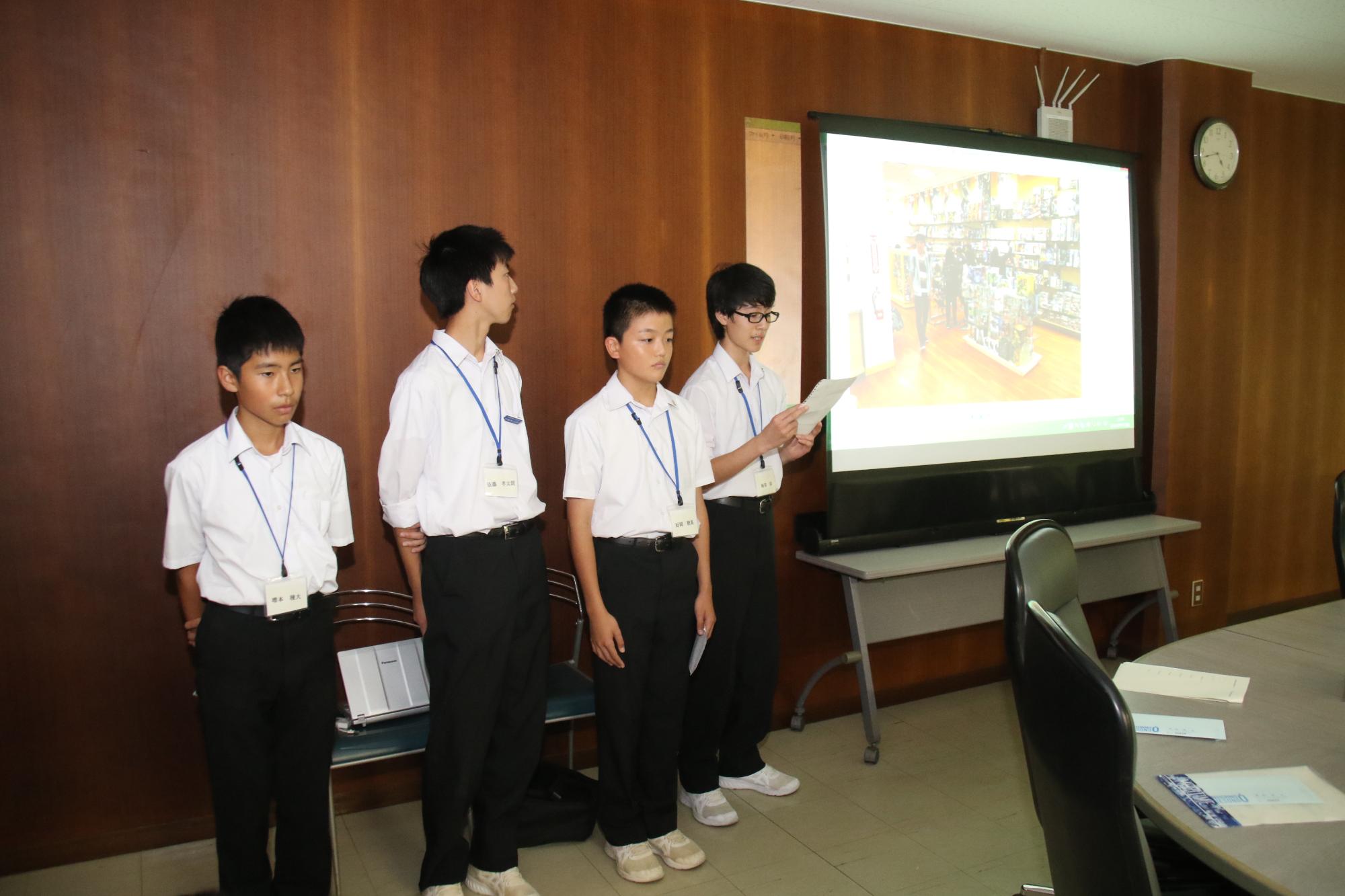 レントンでの出来事を説明している中学生