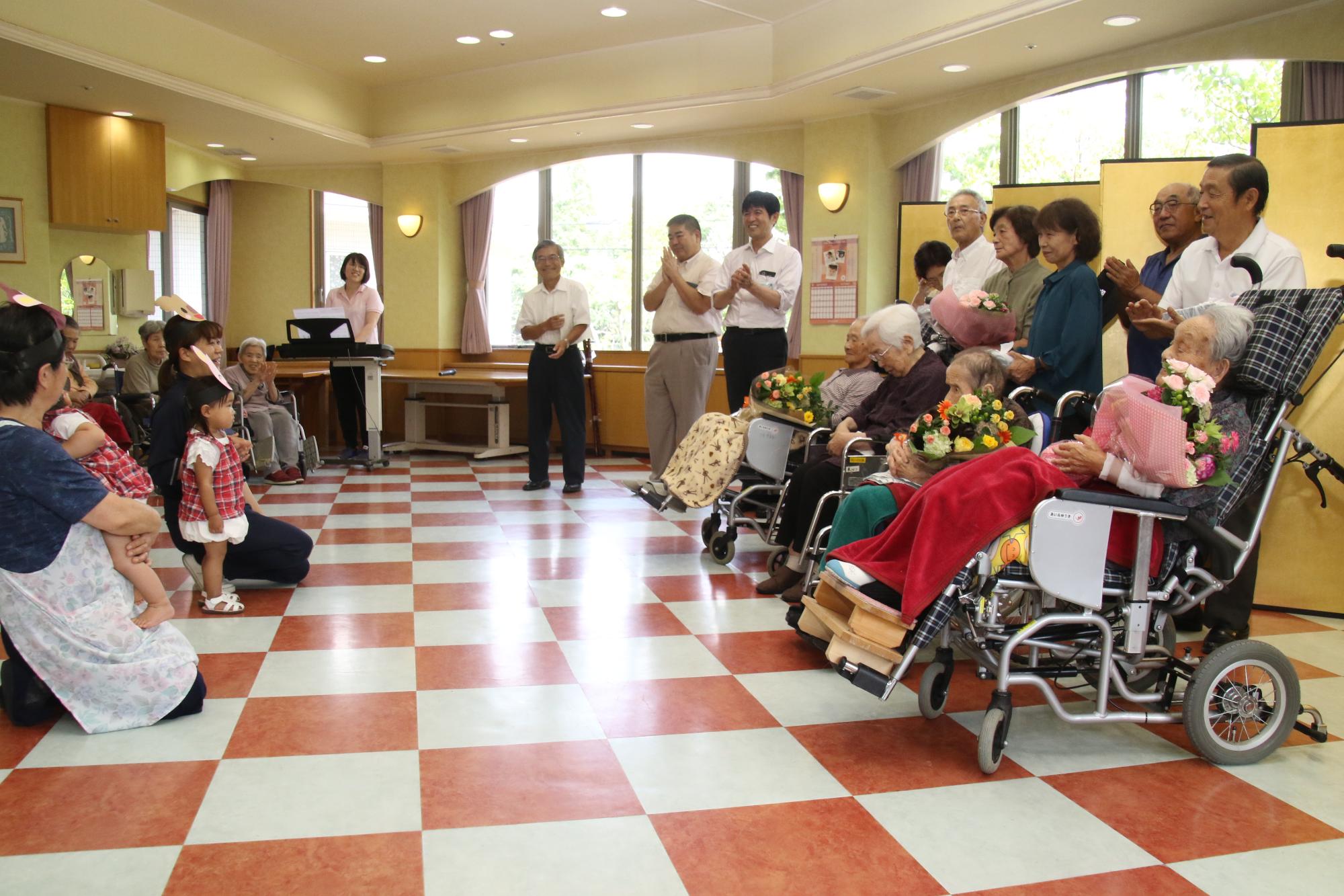 みぎわ園での慶祝訪問の様子