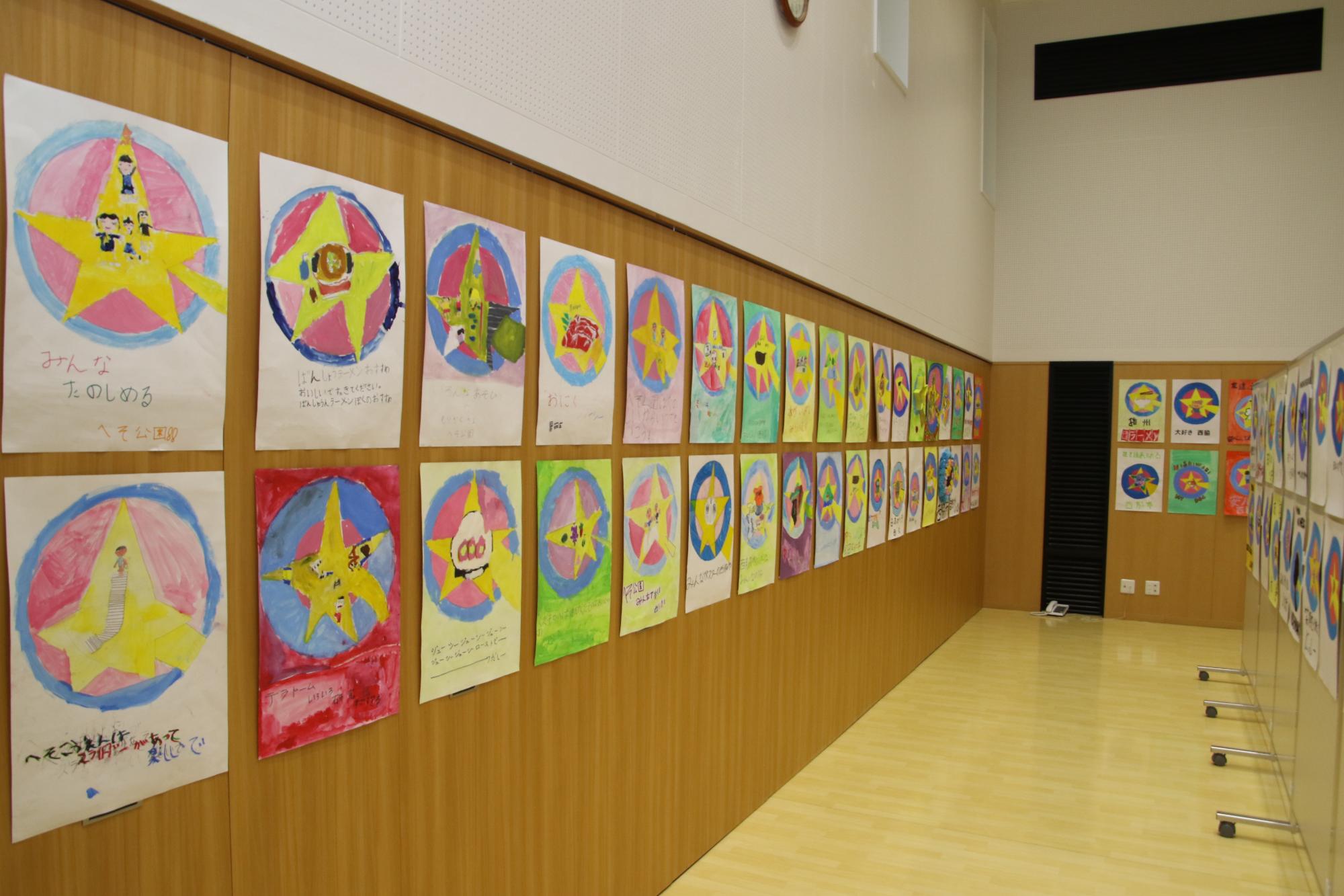 壁一面に展示されたポスター