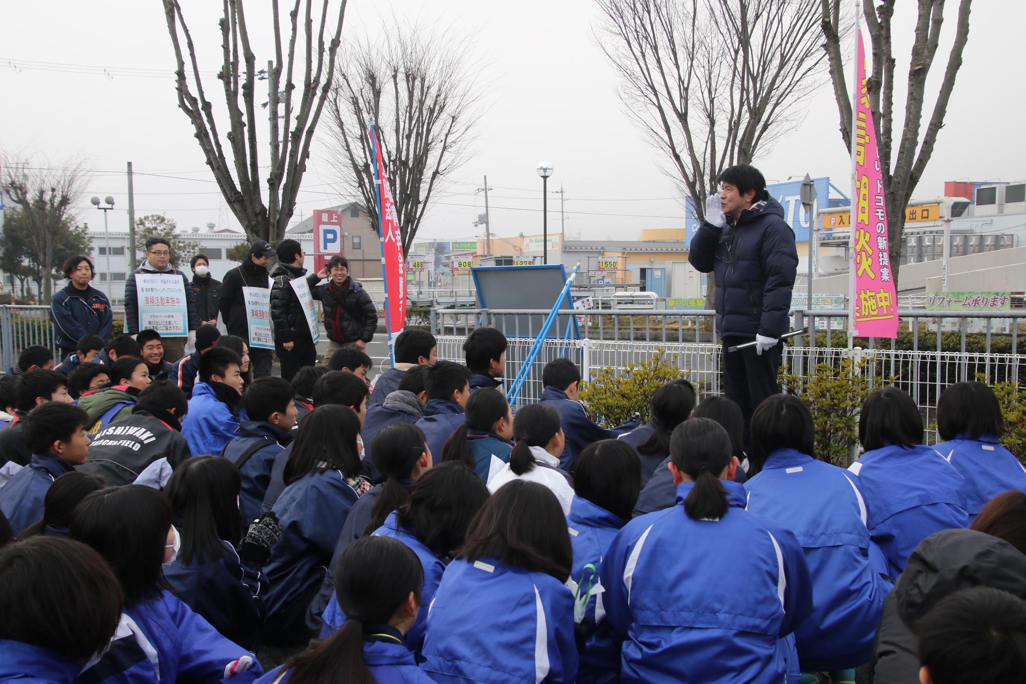 清掃ボランティアの皆さんにあいさつをする片山市長