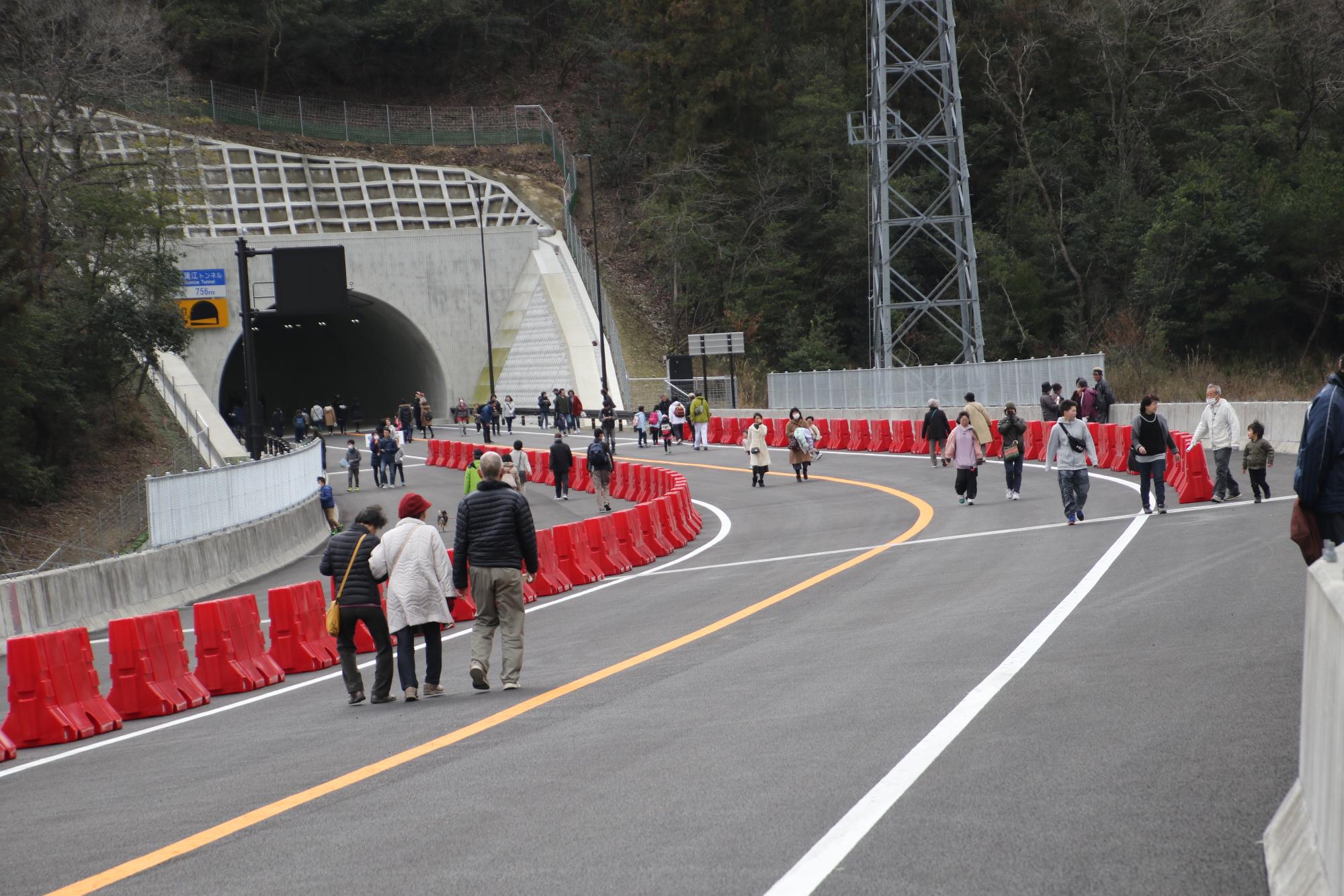 開通前の道路を歩く参加者の方々