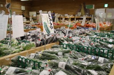 旬彩館にならぶたくさんの野菜