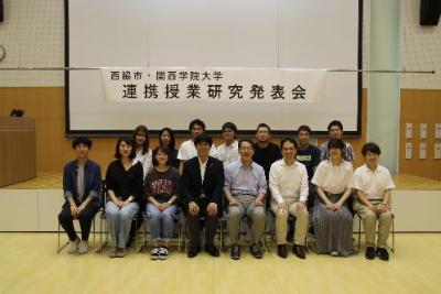 関西学院大学の学生と記念撮影