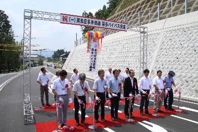 テープカットの様子