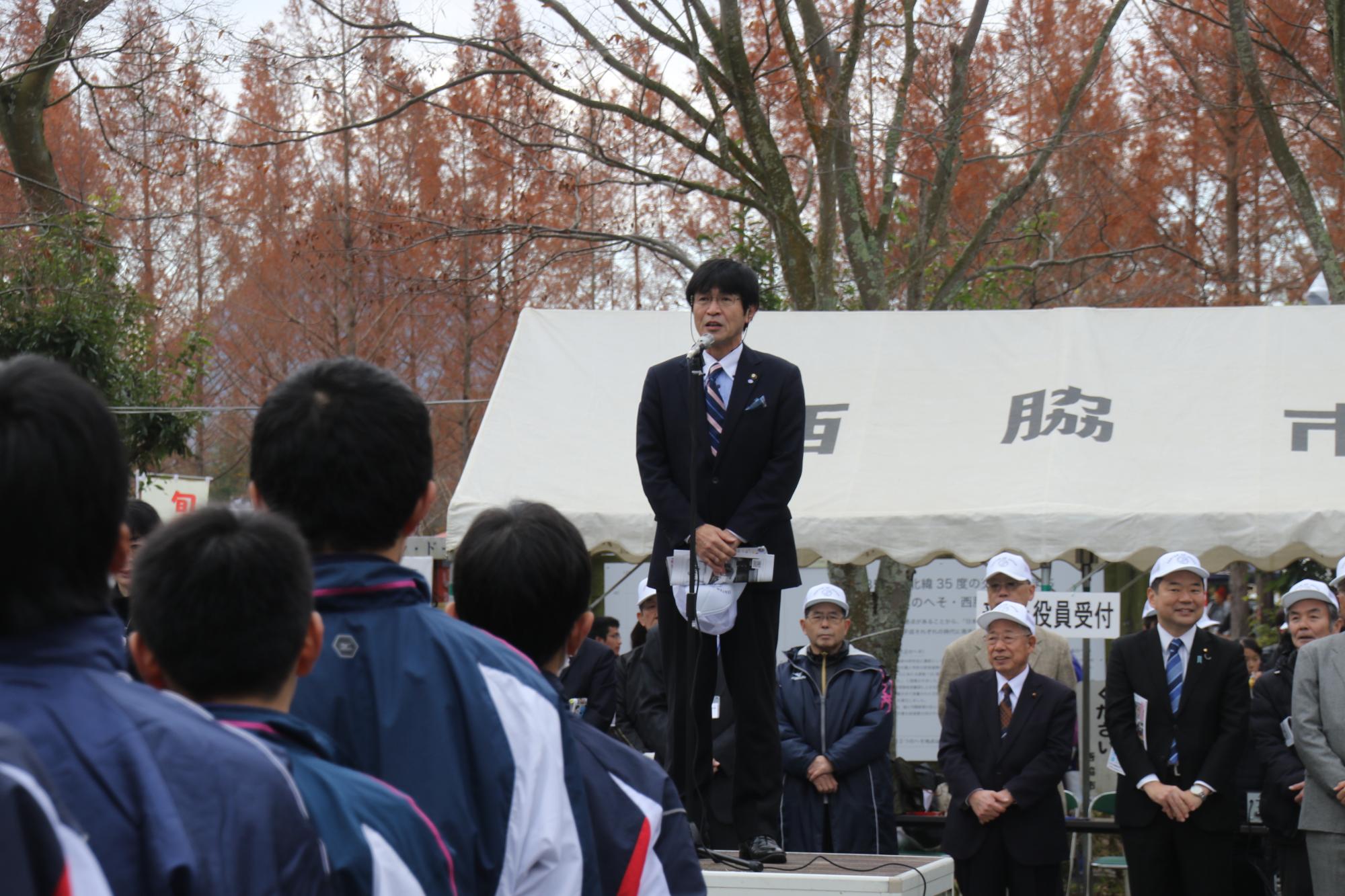 開会式であいさつをする片山市長