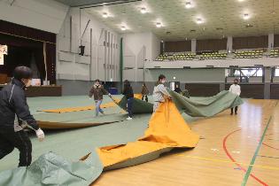 会場のシート敷きやいす並べなどの準備も新成人たちの手で