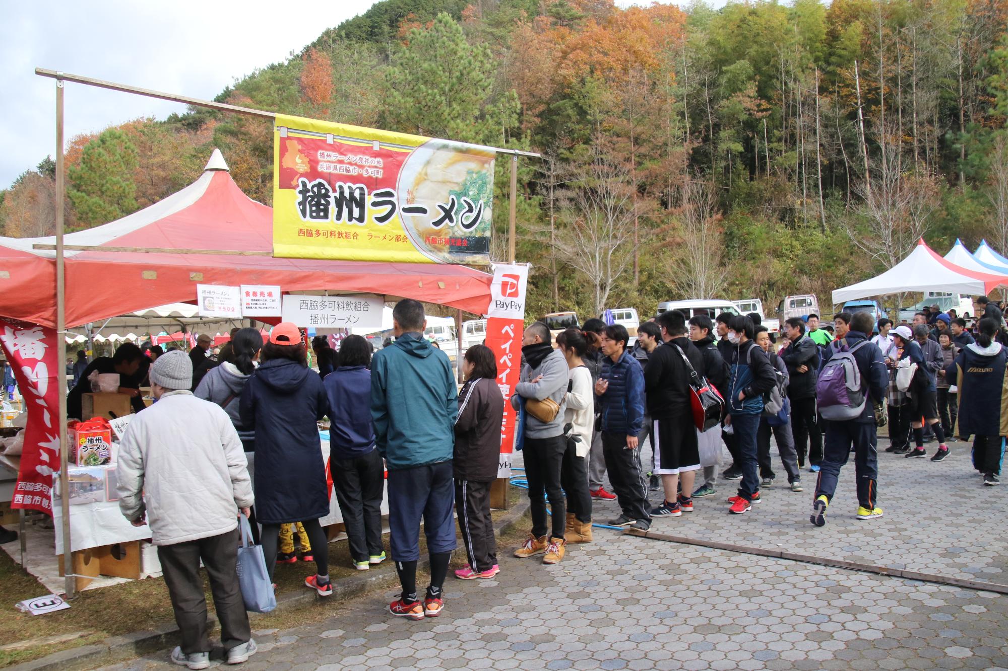 播州ラーメンの店舗にできる行列