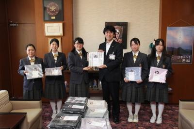 28年5月2日西高風呂敷寄付