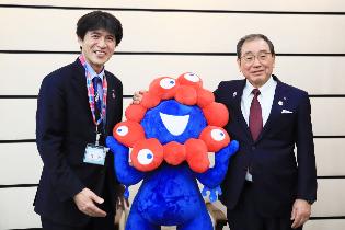 西脇市出身で日本国際博覧会協会の会長を務める十倉雅和経団連会長（右）